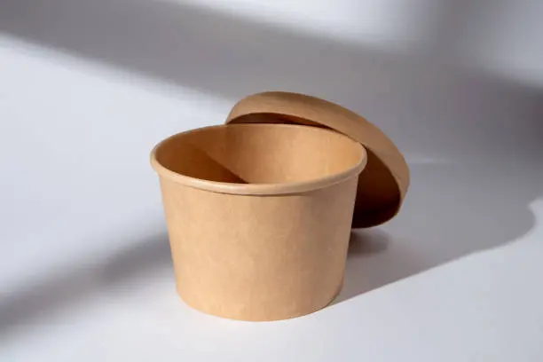 Disposable salad bowls with kraft lid
